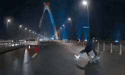 Video xe m&#225;y đi v&#224;o l&#224;n &#244; t&#244; tr&#234;n cầu Nhật T&#226;n rồi ng&#227; t&#243;e lửa