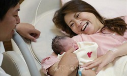 Ng&#226;n h&#224;ng Nhật Bản &#225;p dụng chế độ nghỉ ph&#233;p chăm con bắt buộc đối với nam giới