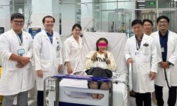 C&#244; g&#225;i trẻ ngừng tim li&#234;n tục v&#236; sử dụng thuốc l&#225; điện tử