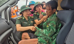 Cứu 8 thuyền vi&#234;n tr&#234;n 2 t&#224;u c&#225; gặp nạn khi v&#224;o bờ tr&#225;nh b&#227;o