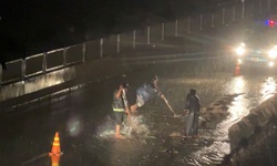 Cơn mưa lớn l&#224;m c&#225;t tr&#224;n xuống cao tốc Vĩnh Hảo - Phan Thiết