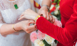 Xưa cưới được bạn tặng v&#224;ng, giờ lo &#39;sốt v&#243;&#39; v&#236; gi&#225; v&#224;ng leo cao