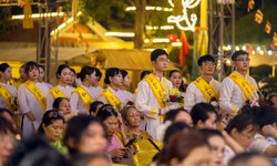 Biển người nghẹn ngào trong nghi thức 'Bông hồng cài áo' ngày lễ Vu Lan báo hiếu