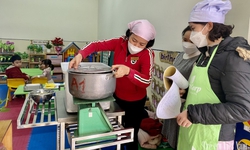 Phối hợp đồng bộ để bảo đảm an to&#224;n thực phẩm trong bữa ăn b&#225;n tr&#250; cho học sinh