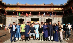 Du khách hào hứng tham quan di tích Huế, xem tái hiện lễ Ban sóc đầu năm mới