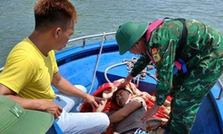 Tàu cá bị đắm trên biển, thuyền trưởng và 5 ngư dân được Bộ đội Biên phòng cứu sống
