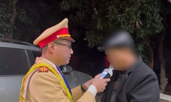 Tài xế ô tô quay đầu bỏ chạy 2km khi bị kiểm tra nồng độ cồn