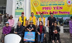 Hàng trăm người dân vùng lũ Đắk Lắk được khám bệnh, phát thuốc miễn phí