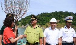 Thăm, chúc Tết cán bộ, chiến sĩ đảo Hòn Khoai