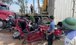 Clip: Xe con bẹp dúm kẹt dưới gầm xe tải sau tai nạn liên hoàn ở Hà Tĩnh