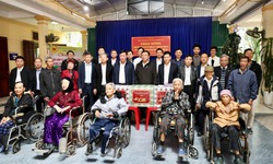 Thứ trưởng Đỗ Xuân Tuyên thăm, chúc Tết bệnh nhân phong