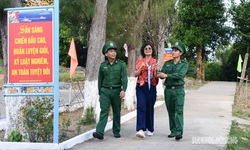 Ấm áp tình quân dân trên đảo Hòn Chuối