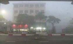 Sương mù bao phủ dài ngày ở miền Bắc, cảnh báo thời tiết nguy hiểm trên biển
