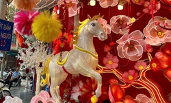 Đồ trang trí Tết vào mùa, phố phường rực rỡ sắc xuân