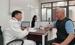 Bác sĩ Bệnh viện Đại học Y Hà Nội về trạm y tế phường khám bệnh cho người dân