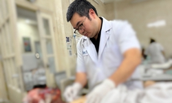 Trẻ 15 tuổi bị biến dạng khuôn mặt, tổn thương nghiêm trọng do tai nạn pháo nổ