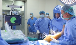 Lần đầu tiên ứng dụng robot hiện đại phẫu thuật thay khớp gối toàn phần thành công