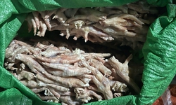 Phát hiện hơn 3 tấn chân gà đông lạnh trong bao dứa không rõ nguồn gốc