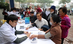 Hàng trăm người cao tuổi được khám miễn phí, tặng quà trong Chương trình 'Sống khỏe mỗi ngày – Vì một Việt Nam thật khỏe' 