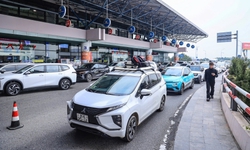 Cảnh báo xe dù, cò mồi tại sân bay Nội Bài: Cẩn thận những lời mời chào từ người lạ