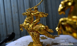 Ngắm linh vật ngựa dát vàng giá hàng chục triệu đồng