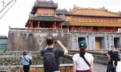 Du khách nước ngoài thích thú tham quan di tích Huế dịp Tết Dương lịch