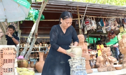 Độc đáo nghề 'làm bằng tay, xoay bằng mông' của người Chăm ở Khánh Hòa