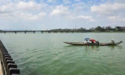 Nhiều giờ ngụp lặn tìm 2 cây vàng bị đánh rơi dưới sông Hương