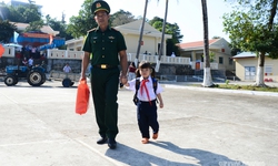 Chiến sĩ quân hàm xanh 15 năm 'gieo chữ' giữa biển trời Tây Nam