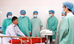 Phẫu thuật cắt bỏ hai thận đa nang gần 10kg và ghép thận trong một ca mổ