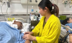 Người đàn ông nằm bất động giữa ngày cận Tết và 3 đứa trẻ ngóng bố trở về