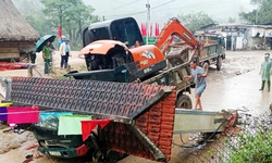 Xe tải chở xe múc làm sập cổng chào, 2 người trong cabin tử vong