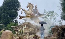 Cận cảnh bức tượng Thánh Gióng cưỡi thiên mã siêu thực gây 'sốt' cộng đồng mạng