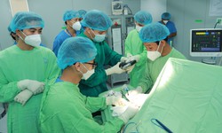 Cô gái 19 tuổi được phẫu thuật sau 17 năm mang khối u khổng lồ vùng mặt