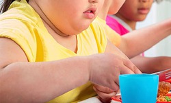 Bé 5 tuổi béo phì có nên giảm ăn, bỏ bữa sáng không?