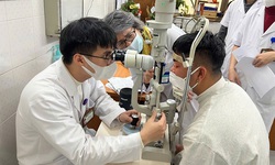 Cầm điện thoại quay clip pháo nổ, người đàn ông bị chấn thương mắt nặng