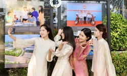 Người dân thích thú check-in Con đường nhiếp ảnh 'độc nhất vô nhị' ở TPHCM