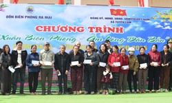 Báo Sức khỏe và Đời sống góp quà vui Xuân biên giới cùng đồng bào Mã Liềng