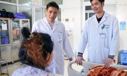 Kíp bác sĩ xuyên đêm lên đường cứu sống sản phụ nguy kịch ở vùng biên