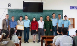 Khen thưởng học sinh lớp 11 vì hành động cứu nạn