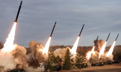 Triều Tiên trình diễn pháo phản lực tầm bắn xa nhất thế giới