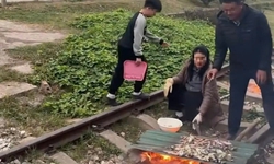 Xôn xao clip gia đình nổi lửa, nướng đồ ăn trên đường ray