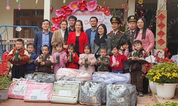 2 tỷ đồng trao tặng quà thiết yếu cho trẻ có hoàn cảnh khó khăn tại 3 tỉnh