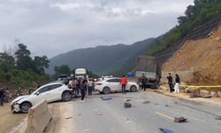 Xe tải phanh gấp gây tai nạn liên hoàn giữa 10 ô tô trên cao tốc