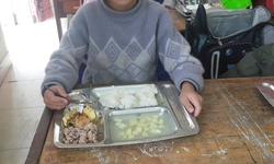 Gỡ nút thắt cho bữa ăn học đường vùng cao: Không chỉ cần tiền mà cần cả sự linh hoạt