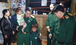 Trao gần 350 triệu đồng hỗ trợ hai gia đình nạn nhân trong vụ sạt lở núi ở Đà Nẵng