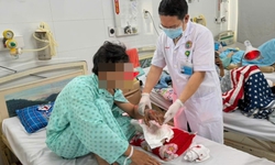 Cứu bàn tay gần lìa của nam công nhân bị máy cưa gỗ cắt