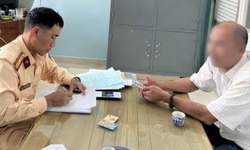 25 hành khách hoảng loạn trước màn rượt đuổi tốc độ cao của xe khách