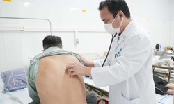 Vì sao người cao tuổi dễ bị viêm phổi khi thời tiết chuyển mùa?