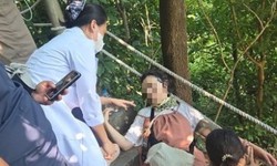 Cứu nữ du khách Nhật Bản bị choáng, ngất khi tham quan đảo Ti Tốp